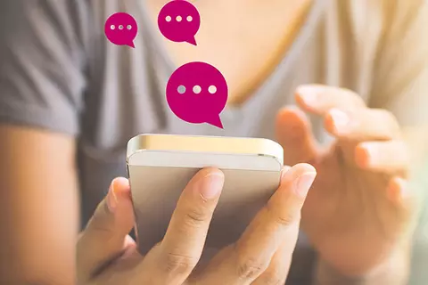Detailaufnahme Hände mit Smartphone mit Icons Kontakt