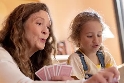 Frau und Kind spielen Karten