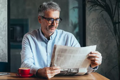 Mann liest Zeitung
