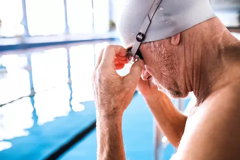 Ein Mann bereitet sich auf das Schwimmtraining vor
