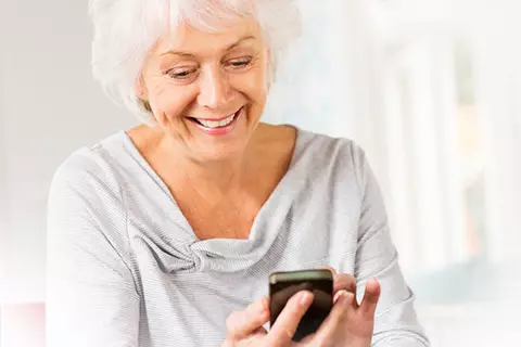 Frau tippt auf Handy