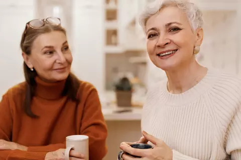 Zwei ältere Damen trinken gemeinsam Kaffee