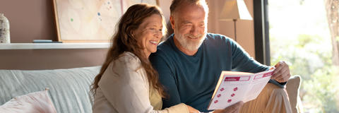 Frau und Mann lesen die Tebonin Ratgeber Broschüre