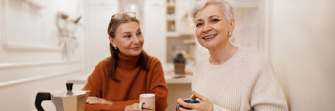 Zwei ältere Damen trinken gemeinsam Kaffee