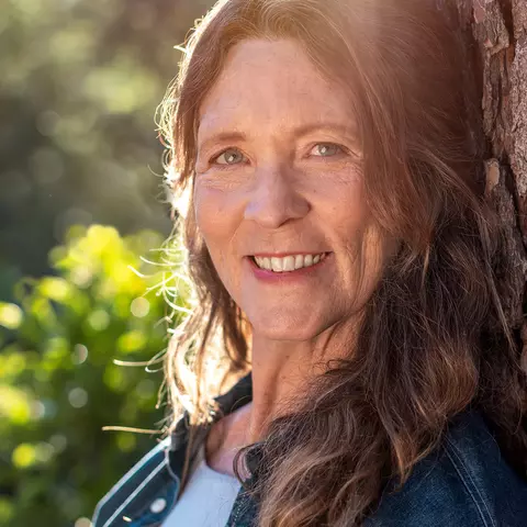 Lächelnde Frau in der Natur