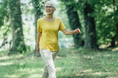 Frau beim Walking