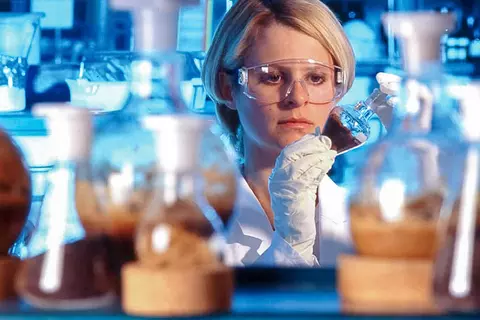 Lückenlose Qualitätskontrolle: Eine Mitarbeiterin prüft die Qualität des Ginkgo-Spezialextraktes EGb 761®