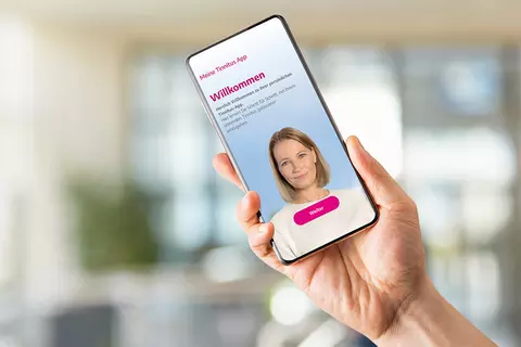 Hand mit Mobil-Telefon Meine Tinnitus App