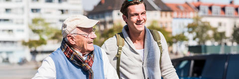 Senior und junger Mann, draußen lachend