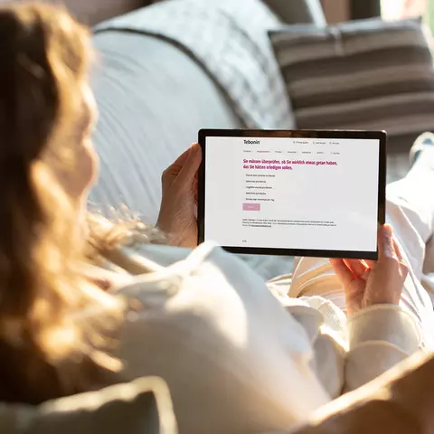 Frau führt einen Vergesslichkeit Test am Tablet durch